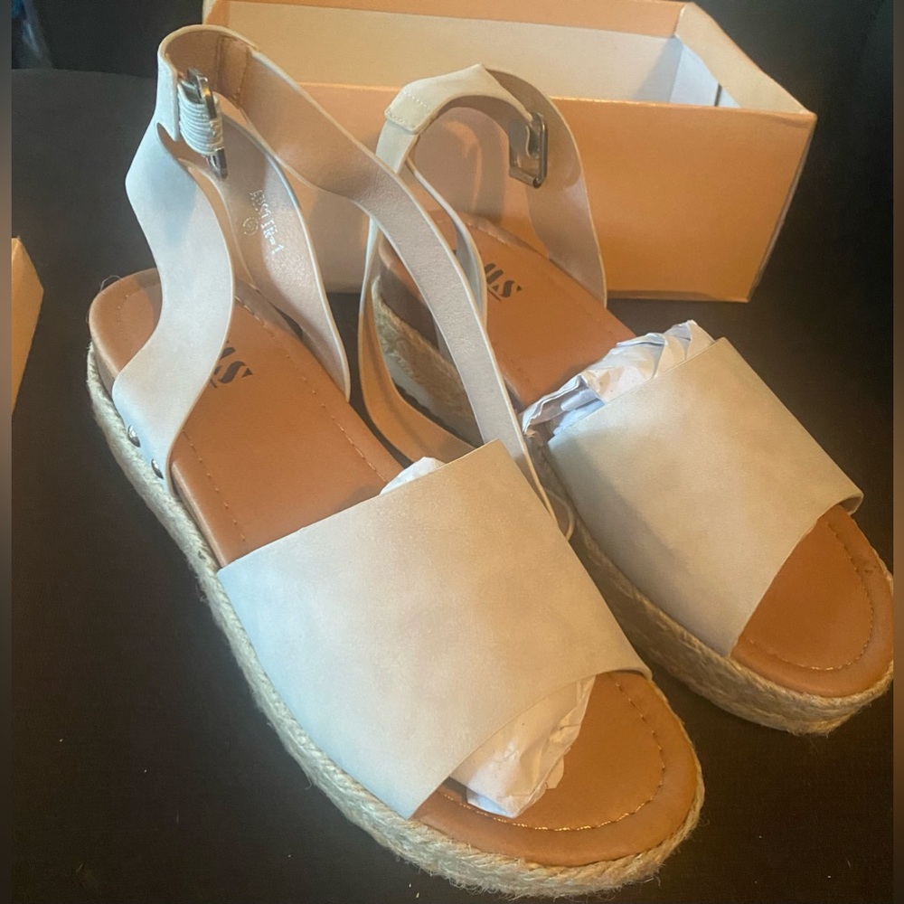 NWT AMS Sandals size 10 Gray/beige
